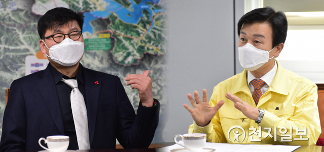 조규일 진주시장이 지난 29일 민병찬 국립중앙박물관장과 ‘진주박물관 이전건립’에 대한 차질 없는 추진을 논의하고 있다. (제공: 진주시) ⓒ천지일보 2021.1.31