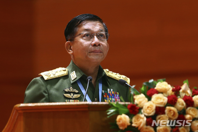 지난 2018년 7월11일 민 아웅 흘라잉 미얀마 군참모총장이 네피도의 미얀마 국제컨벤션센터에서 열린 21세기 팡롱 회의 개막식에서 연설하고 있다. 미얀마 에서 1일 군부 쿠데타가 발발해 최고 지도자 아웅산 수치 국가고문이 군부에 체포되고 전화와 인터넷이 끊겼다. 2021.2.1 (출처: 뉴시스)