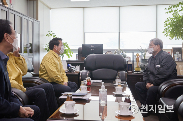 오세현 아산시장이 1일 수출기업 ㈜디엠티·장암칼스㈜를 방문해 애로사항을 청취하고 있다. (제공: 아산시) ⓒ천지일보 2021.2.2
