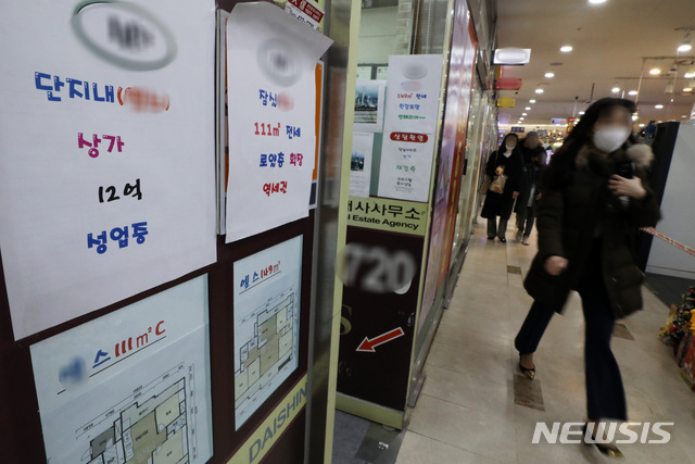 서울 송파구의 한 상가 부동산 밀집 지역에 매물을 알리는 정보 안내문이 붙어 있는 모습. (출처: 뉴시스)