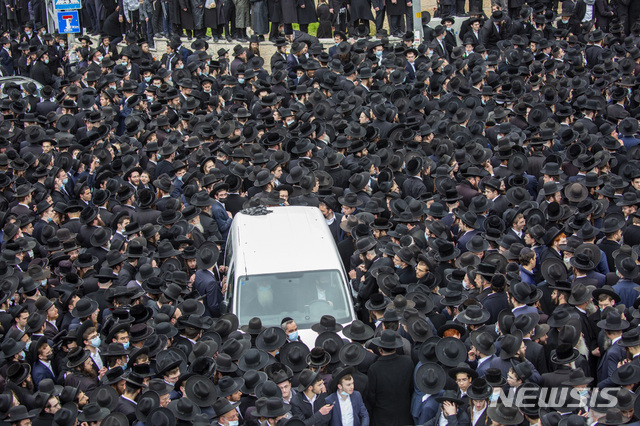 지난달 31일(현지시각) 이스라엘 예루살렘의 한 랍비 장례에 마스크를 쓰지 않은 유대교인 수천 명이 운집한 모습. (출처=AP/뉴시스)