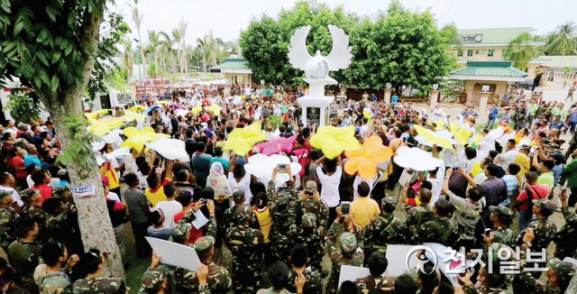 2014년 1월 24일 HWPL 이만희 대표 중재로 필리핀 민다나오섬에 민간 평화협정이 이뤄졌다. 이후 40여년 유혈분쟁 지역이던 민다나오에 빠르게 평화가 정착됐다. 2015년 5월 25일 민다나오 마긴다나오 주민들이 협정을 기념하며 ‘HWPL 평화기념비’ 제막식을 하고 있다. (제공: HWPL) ⓒ천지일보DB