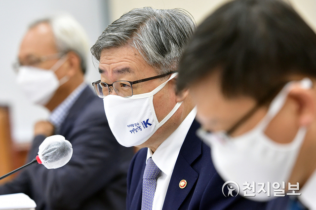 [천지일보=박준성 기자] 이재갑 고용노동부 장관이 21일 서울 여의도 국회에서 열린 환경노동위원회 전체회의에서 의원들의 질의에 답변하고 있다. ⓒ천지일보 2020.8.21