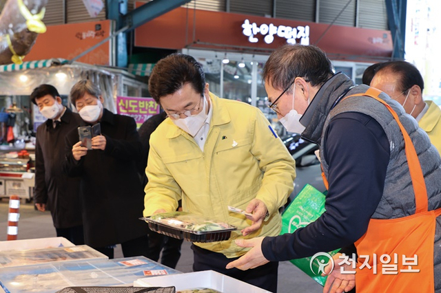 허태정 대전시장이 설 명절을 앞둔 3일 오후 신도꼼지락시장을 직접 찾아 상인들과 대화를 나누고 있다. (제공: 대전시청) ⓒ천지일보 2021.2.3