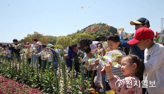 봄 대표 축제로 꼽히는 ‘함평나비대축제’가 해를 넘긴 코로나19 여파로 올해도 취소된다. 사진은 지난 2019년 축제 모습. (제공: 함평군) ⓒ천지일보 2021.2.3