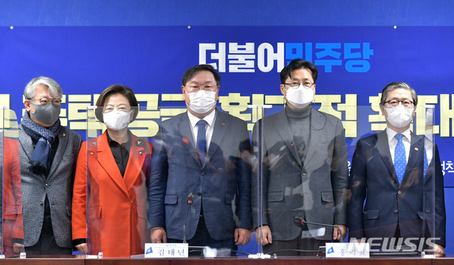 4일 국회에서 열린 대도시권 주택공급 획기적 확대방안 당정협의에 참석한 조응천(왼쪽부터) 국회 국토교통위 여당 간사, 진선미 국회 국토위원장, 김태년 더불어민주당 원내대표, 홍익표 정책위의장, 변창흠 국토교통부 장관이 회의 시작에 앞서 포즈를 취하고 있다. (출처: 뉴시스)