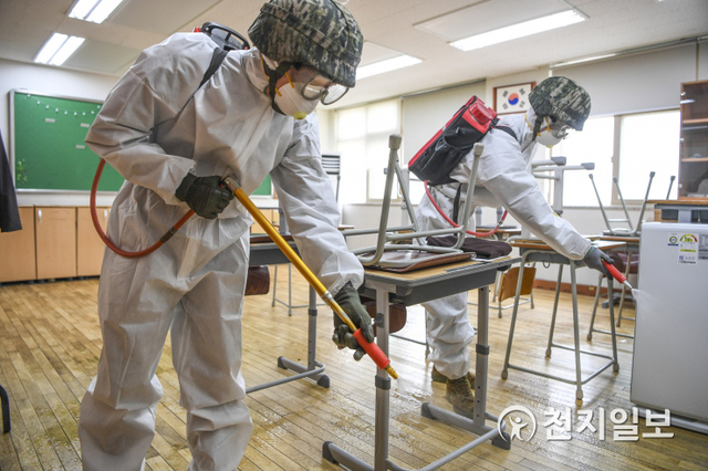 지난해 3월 19일 인천 옹진군 연평면의 코로나19 확산방지를 위해 민, 관, 군이 합동방역을 실시하고 있다. (제공: 옹진군) ⓒ천지일보 2021.2.1