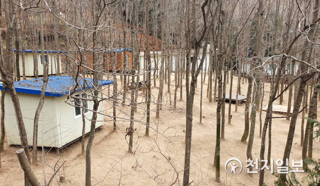 [천지일보 진주=최혜인 기자] 공원용지였을 때 불법으로 지어진 진주국제기도원 개인기도실 모습. ⓒ천지일보 2021.1.13