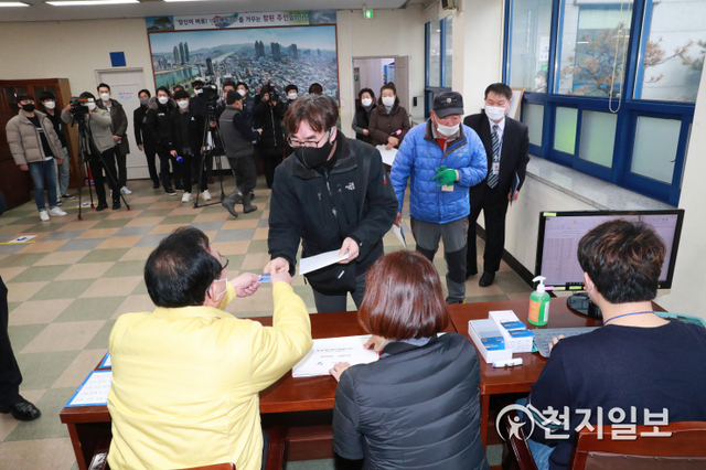 긴급재난지원금 지급이 본격 시작된 1일 오전 송철호 시장이 남구 신정5동 행정복지센터 현장을 방문해 시민 애로사항 등을 수렴하며 선불카드를 전달하고 있다. 이어 거동불편 가구를 방문하고 선불카드를 전달하고 위로했다. (제공: 울산시청) ⓒ천지일보 2021.2.4