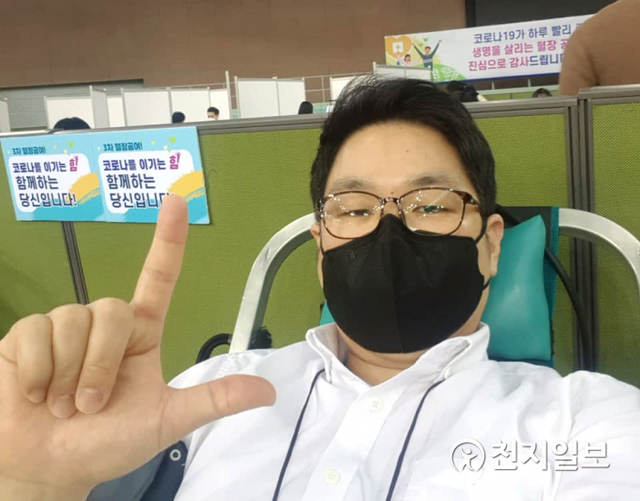코로나19 완치 판정을 받은 송병규(44, 남)씨가 3차 혈장공여 마지막 날인 지난해 12월 4일 셀프 카메라 촬영을 하고 있다. (송병규씨 제공) ⓒ천지일보 2021.2.4