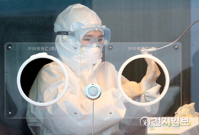 [천지일보=박준성 기자] 30일 오전 서울역광장에 마련된 신종 코로나바이러스 감염증(코로나19) 임시 선별진료소에서 의료진이 검체를 채취하기 위해 준비를 하고 있다. 이날 코로나 신규 확진자가 458명으로 집계된 가운데 국내 지역발생이 423명, 해외유입이 35명이다. 전날보다 11명 감소했으나 사흘 연속 400명대를 이어가고 있다. ⓒ천지일보 2021.1.30