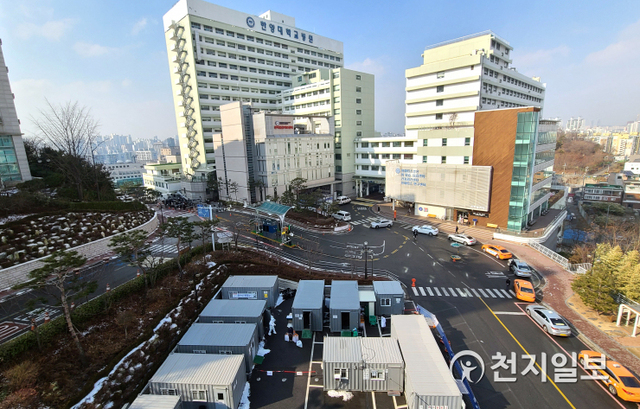 [천지일보=박준성 기자] 30일 오후 서울 한양대병원에 마련된 신종 코로나바이러스 감염증(코로나19) 임시 선별진료소에서 의료진이 병원 의사와 간호사, 간병인, 가족 등을 대상으로 검체 채취를 하는 가운데 방역당국은 확진자가 나온 병원 15층을 폐쇄 조치했다. ⓒ천지일보 2021.1.30