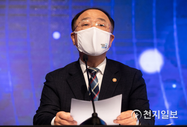 [천지일보=남승우 기자] 홍남기 경제부총리 겸 기획재정부 장관이 4일 오전 서울 종로구 정부서울청사 별관에서 공공주도3080+ 대도시권 주택공급 획기적 확대방안을 발표하고 있다. (사진공동취재단) ⓒ천지일보 2021.2.4