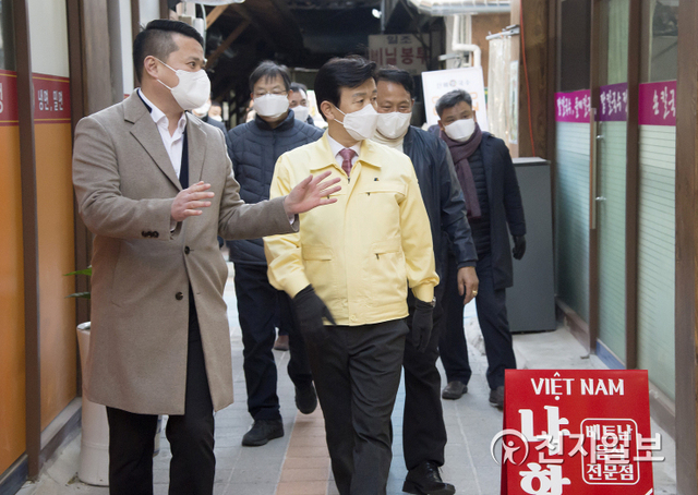 [천지일보 진주=최혜인 기자] 지난 4일 조규일 진주시장이 논개시장공영주차장 인근에 새롭게 조성한 ‘누들로드’(면 특화거리)을 방문해 사업 추진현황을 점검하고 있다.이날 조규일 시장은 개업한 8명의 상인들을 격려하며 “낙후된 시장의 이미지를 벗고 새 단장한 누들로드가 향후 전통시장의 새로운 바람이 돼 많은 시민과 관광객이 찾는 맛집·맛길이 될 것으로 기대한다”고 전했다.시는 지난해부터 특화거리 조성사업에 착수해 노후된 벽면과 어지러운 천막, 석면지붕 등으로 어두운 분위기의 고용센터 뒤편을 복고풍 시장거리로 탈바꿈시켰다. ⓒ천지일보 2021.2.5