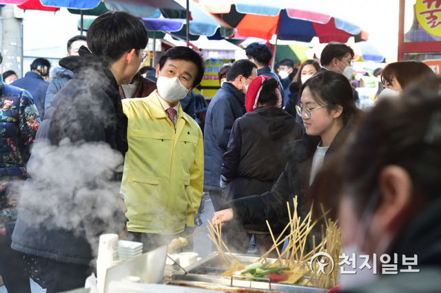 [천지일보 진주=최혜인 기자] 조규일 진주시장이 설을 맞아 5일 자유·천전·서부시장 등 전통시장 6개소를 방문해 장을 본 뒤 상인과 방문객 등 시민들을 격려하고 있다.이날 조규일 시장은 “전국적인 코로나 확산으로 전통시장 상인들과 소상공인들이 큰 어려움을 겪고 있다”며 “코로나 극복과 시장 활성화를 위해 최선의 노력을 다하고 있으니 시민들이 안심하고 찾을 수 있도록 방역수칙 준수에도 적극 협조해주시길 바란다”고 당부했다.조규일 시장은 상인들의 애로사항을 청취·격려하면서 온누리상품권으로 제수용품 등을 직접 구매했다. 또 시장을 찾은 시민들과도 만나 전통시장 이용에 대한 감사 인사를 전했다. ⓒ천지일보 2021.2.5