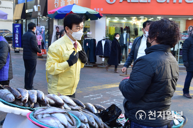 [천지일보 진주=최혜인 기자] 조규일 진주시장이 설을 맞아 5일 자유·천전·서부시장 등 전통시장 6개소를 방문해 장을 본 뒤 상인과 방문객 등 시민들을 격려하고 있다.이날 조규일 시장은 “전국적인 코로나 확산으로 전통시장 상인들과 소상공인들이 큰 어려움을 겪고 있다”며 “코로나 극복과 시장 활성화를 위해 최선의 노력을 다하고 있으니 시민들이 안심하고 찾을 수 있도록 방역수칙 준수에도 적극 협조해주시길 바란다”고 당부했다.조규일 시장은 상인들의 애로사항을 청취·격려하면서 온누리상품권으로 제수용품 등을 직접 구매했다. 또 시장을 찾은 시민들과도 만나 전통시장 이용에 대한 감사 인사를 전했다. ⓒ천지일보 2021.2.5