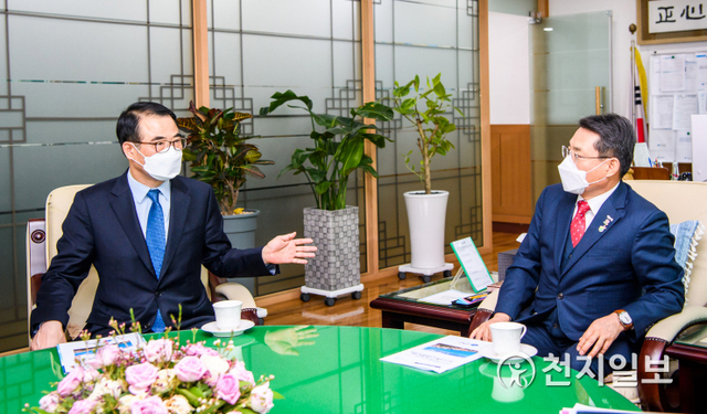 장충남 남해군수(왼쪽)이 5일 권오봉 여수시장와 여수시청에서 만나 ‘남해-여수 해저터널’ 건설방안에 대한 협의를 하고 있다. (제공: 남해군) ⓒ천지일보 2021.2.5