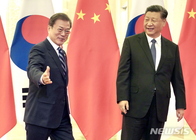 문재인 대통령과 시진핑 중국 국가주석이 지난해 12월 23일 중국 베이징 인민대회당에서 정상회담 전 악수를 한 후 회담장으로 향하고 있다. (출처: 뉴시스)