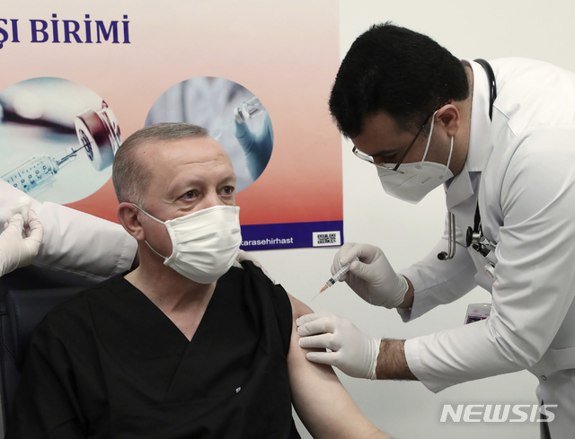 [앙카라=AP/뉴시스]레제프 타이이프 에르도안 터키 대통령이 14일(현지시간) 앙카라에서 중국의 시노백 코로나19 백신을 접종하고 있다.