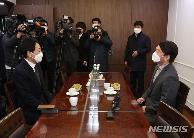 국민의당 안철수 대표(오른쪽)와 금태섭 전 의원이 4일 오후 서울 여의도 국회 의원회관에서 회동하고 있다. (출처: 뉴시스)