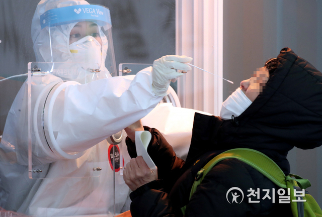 [천지일보=박준성 기자] 30일 오전 서울역광장에 마련된 신종 코로나바이러스 감염증(코로나19) 임시 선별진료소에서 검사 받는 시민이 검체 채취를 힘들어하고 있다. 이날 코로나 신규 확진자가 458명으로 집계된 가운데 국내 지역발생이 423명, 해외유입이 35명이다. 전날보다 11명 감소했으나 사흘 연속 400명대를 이어가고 있다. ⓒ천지일보 2021.1.30