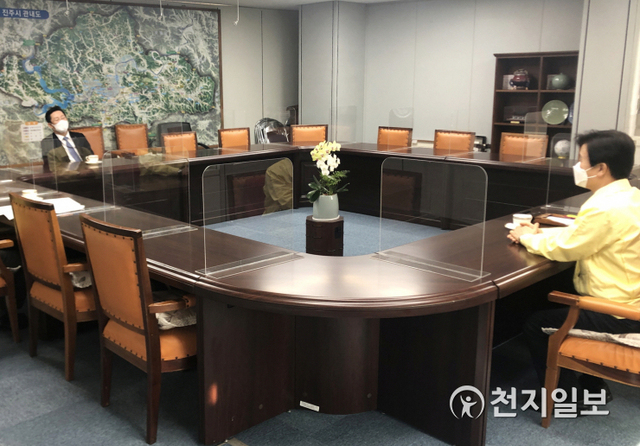 지난 5일 조규일 진주시장이 시청 기업인의 방에서 이창희 국방기술품질원장과 간담회를 열고 지역발전 과제를 논의하고 있다. (제공: 진주시) ⓒ천지일보 2021.2.8