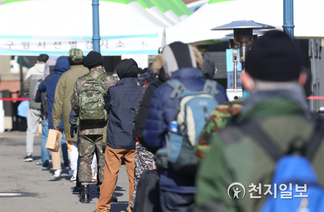 [천지일보=남승우 기자] 지난달 29일 오후 서울역 광장 임시 선별검사소에서 시민들이 코로나19 검사를 받기 위해 줄을 서서 기다리고 있다. ⓒ천지일보 2021.1.29