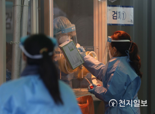 [천지일보=남승우 기자] 신종 코로나바이러스 감염증(코로나19) 신규 확진자가 354명으로 집계된 26일 서울역 광장 임시 선별검사소에서 의료진들이 검체 채취 후 부스를 소독하고 있다. ⓒ천지일보 2021.1.26