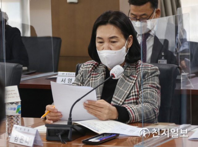 [천지일보 천안=박주환 기자] 김은나 충남도의원이 9일 천안시가 시청 중회의실에서 개최한 2022년 도비 확보를 위한 도의원과의 간담회에 참석해 자료를 살펴보고 있다. ⓒ천지일보 2021.2.9