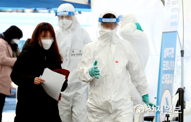 [천지일보=박준성 기자] 신종 코로나바이러스 감염증(코로나19) 신규 확진자가 나흘째 1000명대를 넘어선 가운데 19일 오후 서울 성북구청 앞 임시 선별진료소에서 의료진들이 코로나19 검사를 받으러 온 시민들을 안내하고 있다. 성북구는 전날 구청 직원이 확진판정을 받으면서 구청 폐쇄와 함께 긴급 소독과 구청 직원 퇴거 조치를 했다. 구청은 오는 20일 자정까지 임시 폐쇄된다. ⓒ천지일보 2020.12.19