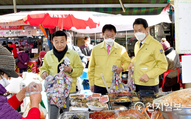 이상영 진주시의회 의장(가운데)을 비롯한 조현신 운영위원장(왼쪽), 윤성관 경제복지위원장이 지난 8일 중앙시장을 방문해 ‘전통시장 이용하기 캠페인’을 하고 있다. (제공: 진주시의회) ⓒ천지일보 2021.2.9