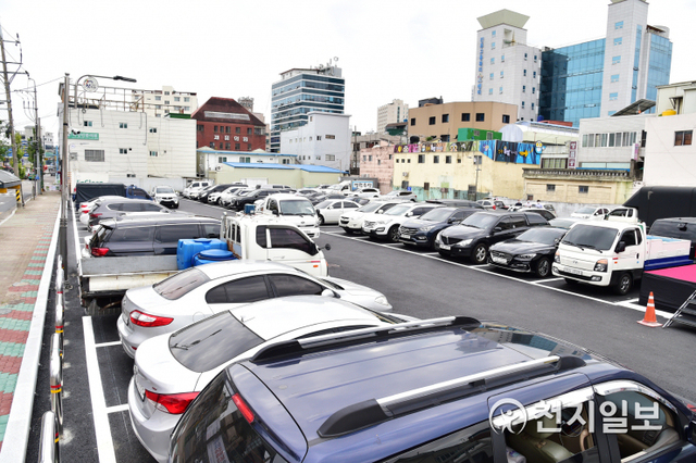 [천지일보 진주=최혜인 기자] 23일 오후 3시 30분 논개시장에서 조규일 진주시장을 비롯한 경남중소벤처기업청장과 이상영 시의회 의장, 시·도의원 등 관계자들이 참석한 가운데 공영주차장 준공식이 열리고 있다.논개시장 공영주차장은 국비 15억원, 시비 32억원 등 총 47억원을 들여 기존 부지 1209㎡에 인근 1967㎡를 매입해 차량 108대를 수용할 수 있는 공간으로 확장됐다.이날 조규일 시장은 “이번 공영주차장 조성으로 전통시장과 주변 상권을 이용하는 시민들의 편의 향상에 도움이 되길 기대한다”고 말했다. (사진제공: 진주시) ⓒ천지일보 2020.9.23