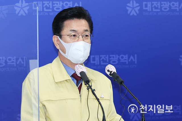 허태정 대전시장이 9일 대전시청 기자회견장에서 코로나19 백신접종 계획에 대해 브리핑하고 있다. (제공: 대전시) ⓒ천지일보 2021.2.9