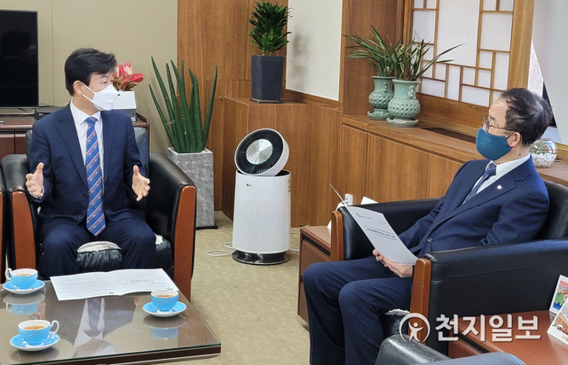 조규일 진주시장이 9일 국가균형발전위원회를 방문해 김사열 위원장을 만나 국토안전관리원 교육센터(구 인재교육관)에 대한 진주 존치를 건의하고 있다. ⓒ천지일보 2021.2.9