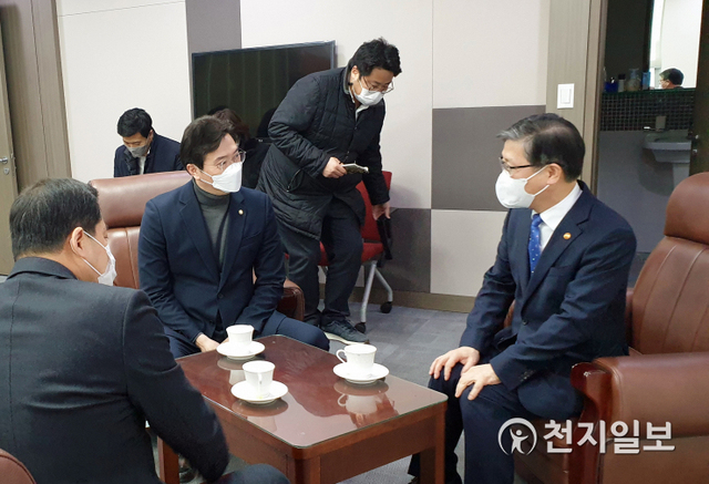 강민국 등 지역의 국회의원들이 9일 국회의원 회관에서 국토부 장관을 만나 균형발전과 혁신도시 조성 취지에도 어긋나고 규정도 어긴 국토안전관리원 교육센터 이전계획안에 대한 반대의견을 전달하고 있다. ⓒ천지일보 2021.2.10