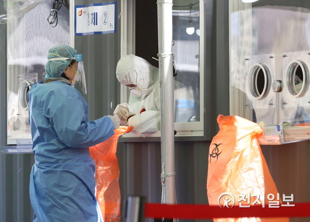 [천지일보=남승우 기자] 신종 코로나바이러스 감염증(코로나19) 신규 확진자가 469명으로 집계된 29일 오후 서울역 광장 임시 선별검사소에서 의료진들이 코로나19 검사를 준비하고 있다. ⓒ천지일보 2021.1.29