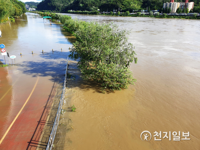[천지일보 진주=최혜인 기자] 3일 오전 제9호 태풍 '마이삭'의 영향으로 경남 진주시 남강변 둔치공원 일대가 침수돼 있다. ⓒ천지일보 2020.9.3