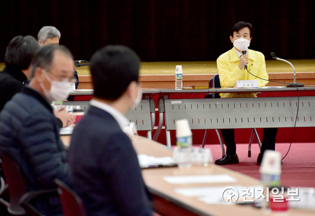 지난 8일 진주시청 시민홀에서 열린 ‘합천·남강댐 하류 수해원인 조사협의회’에서 조규일 시장이 발언하고 있다. (제공: 진주시) ⓒ천지일보 2021.2.11