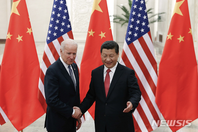 2013년 12월 조 바이든 당시 미국 부통령(왼쪽)과 시진핑 중국 국가주석. (출처: 뉴시스)