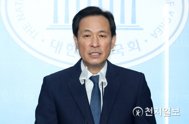 [천지일보=박준성 기자] 더불어민주당 우상호 의원이 5일 서울 여의도 국회 소통관에서 이동통신요금 개편안 관련 기자회견을 하고 있다. ⓒ천지일보 2020.10.5