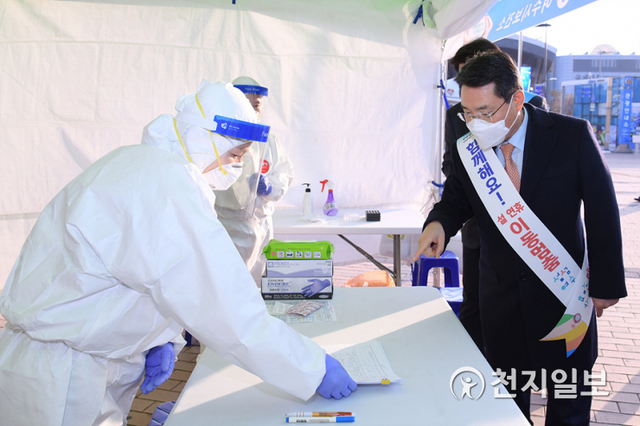 권오봉 여수시장이 지난 10일 설 연휴 선제적인 지역사회 감염 예방을 위해 여수엑스포역에 ‘임시 선별진료소’를 설치하고 점검하고 있다. (제공: 여수시청) ⓒ천지일보 2021.2.11