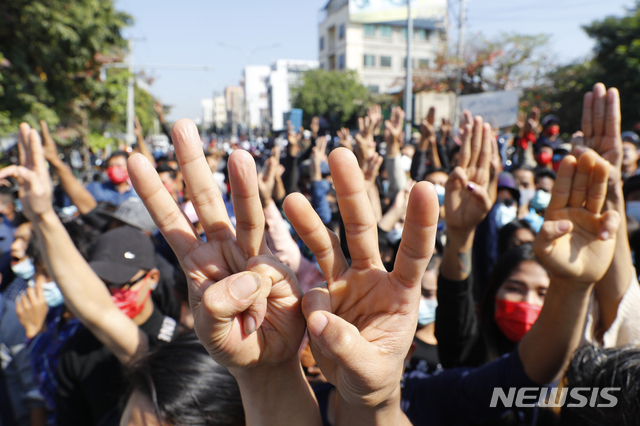 계엄령에도 세 손가락 치켜든 미얀마 사람들	[만달레이=AP/뉴시스] 9일 미얀마 만달레이에서 군사정부 반대 시위대가 저항의 상징인 세 손가락 경례를 하며 시위하고 있다. 미얀마 군사정부 반대 시위대가 양곤과 만달레이 등지에 내린 계엄령으로 시위가 금지됐음에도 다시 거리로 나와 시위를 이어가고 있다.