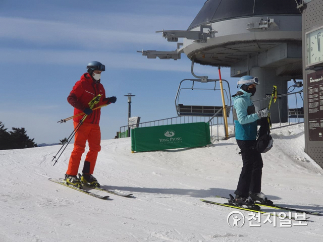 [천지포토] 스키 즐기는 외국인. ⓒ천지일보 2021.2.12