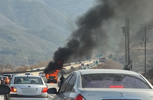 12일 오후 대전통영고속도로를 달리던 BMW 승용차에서 불이 났다. (출처: 연합뉴스)