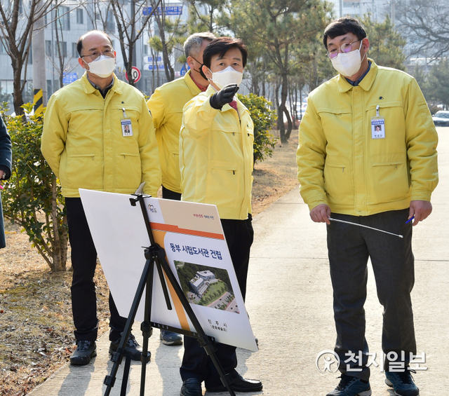 조규일 진주시장이 18일 동부 시립도서관 건립 예정지를 방문해 사업 전반에 대한 추진상황을 점검하고 있다. (제공: 진주시) ⓒ천지일보 2021.1.18