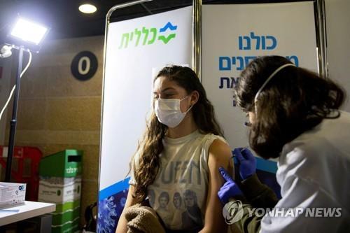 이스라엘 예루살렘에서 코로나19 백신 접종받는 젊은 여성. (출처: 연합뉴스)
