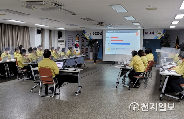 경북 의성군이 15일 AI 로봇을 활용한 어르신 돌봄서비스 시범운영을 위한 행복조사 보고회를 하고 있다. (제공: 경북 의성군) ⓒ천지일보 2021.2.15