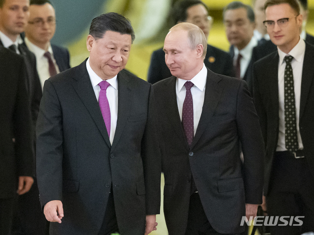 【모스크바=AP/뉴시스】러시아를 국빈 방문 중인 시진핑(왼쪽) 중국 국가주석이 2019년 6월 5일(현지시간) 블라디미르 푸틴 러시아 대통령과 함께 정상회담 장소인 모스크바 크렘린궁으로 입장하고 있다.
