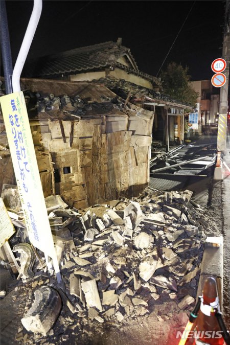 [고리마치=AP/뉴시스]14일 일본 후쿠시마현 고리마치의 한 주택이 전날 밤 지진으로 파손돼 있다.