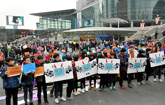 인간성회복운동추진협의회가 서울역 광장에서 폭력추방 및 패륜규탄 1000인 선언대회를 여는 모습. ⓒ천지일보